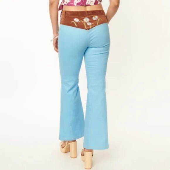 UNIQUE VINTAGE X Smiley Collab Daisy Floral Flare Leg Denim • Medium (size 6-8) - Picture 1 of 4